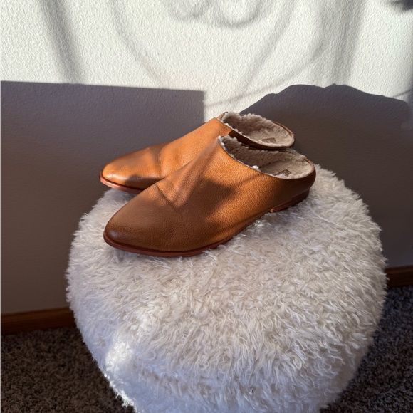 Kelsi Dagger Sherpa Lined Cognac Mules - Picture 3 of 4